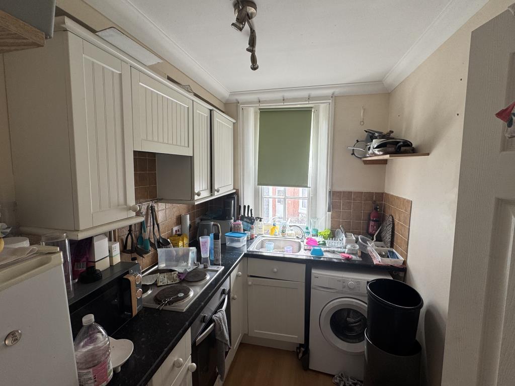 Lot: 99 - FREEHOLD BLOCK OF THREE TOWN CENTRE FLATS FOR INVESTMENT - Flat 2 Kitchen